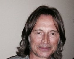WHAT IS THE ZODIAC SIGN OF ROBERT CARLYLE?